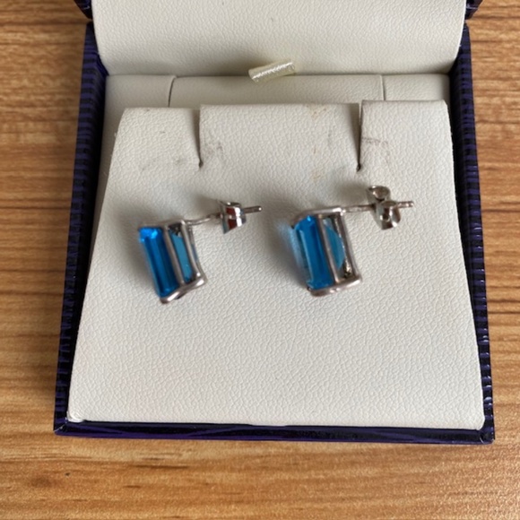 8 1/2 Ct Genuine Emerald Cut Faceted Swiss Blue Topaz Silver Stud Earrings - Picture 3 of 4